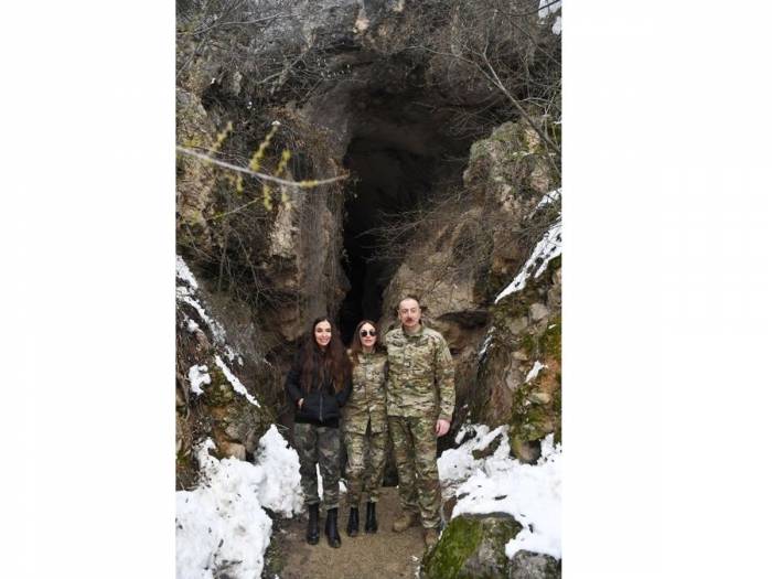 Ильхам Алиев: Мы находимся у входа в Азыхскую пещеру. Поднялись примерно 800 ступеней