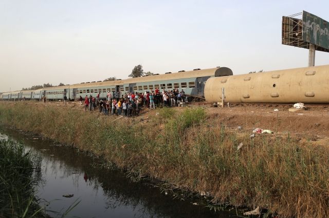 В Египте при сходе поезда с рельсов пострадали более ста человек
