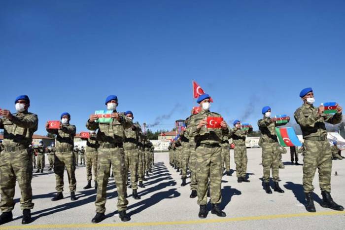 Азербайджанские военнослужащие успешно завершили курсы в Турции