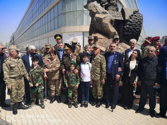 Представители «АзИз» почтили память Национального героя Азербайджана Альберта Агарунова