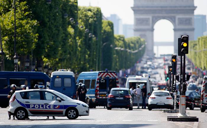 Полиция Парижа начала расследование инцидента во дворе Елисейского дворца
