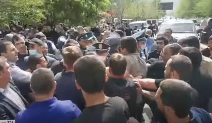 Премьер-министра Армении встречают акциями протеста во время его визита в Зангезур - ВИДЕО