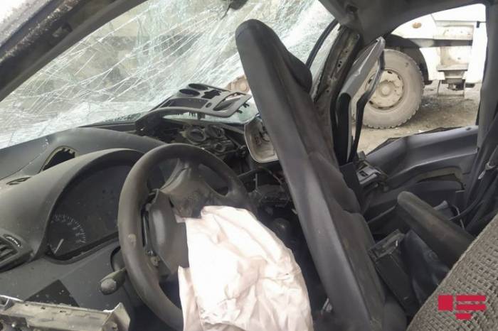 В Саатлы легковой автомобиль столкнулся с трактором, пострадали 4 человека