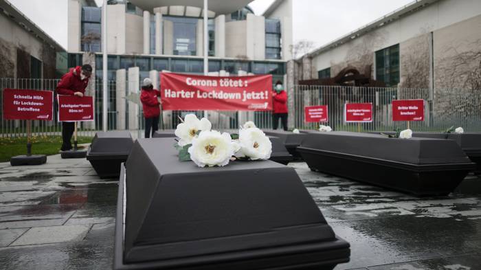 Активисты принесли гробы к офису Меркель