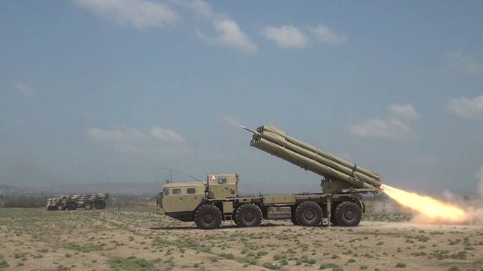 Проводятся тактические учения ракетно-артиллерийских батарей - ВИДЕО