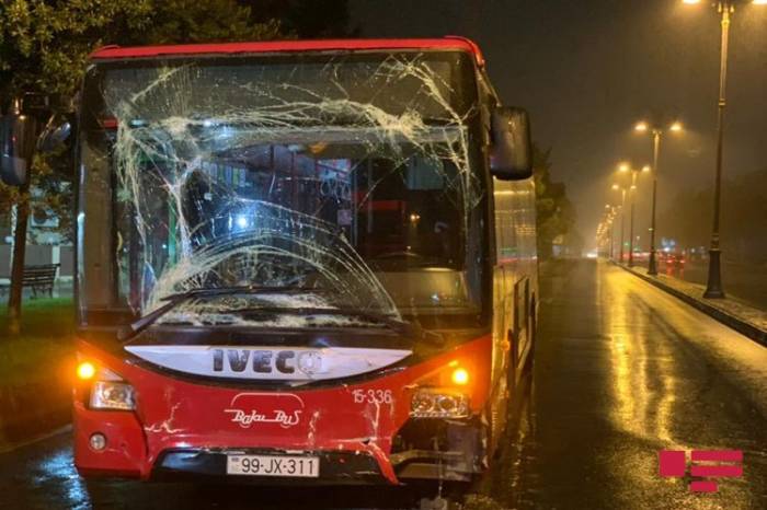 В Баку столкнулись два автобуса Bakubus 
