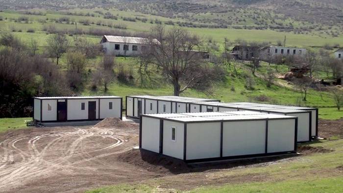 На освобожденных территориях Азербайджана устанавливаются общежития модульного типа - ВИДЕО