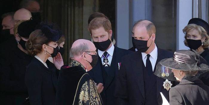 Принц Уильям и принц Гарри пообщались на похоронах принца Филиппа - ВИДЕО