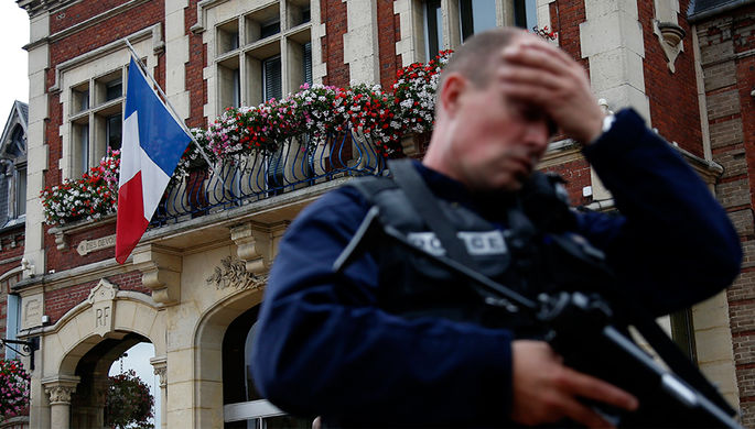 Пять человек задержаны по делу об убийстве полицейской во Франции