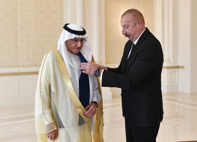 Президент Азербайджана наградил генерального секретаря ОИС орденом «Достлуг»