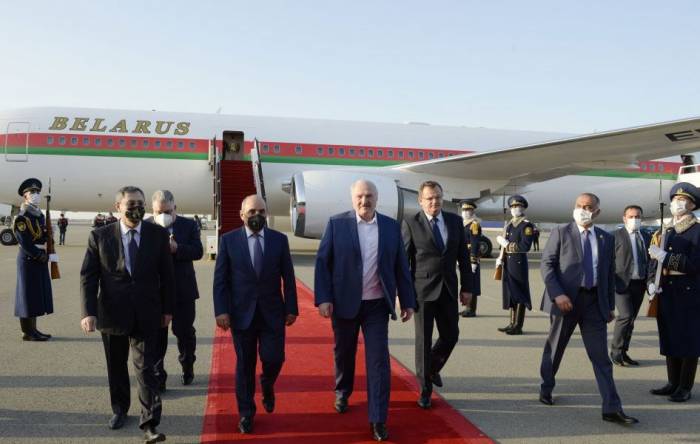 Александр Лукашенко прибыл в Азербайджан - ФОТО