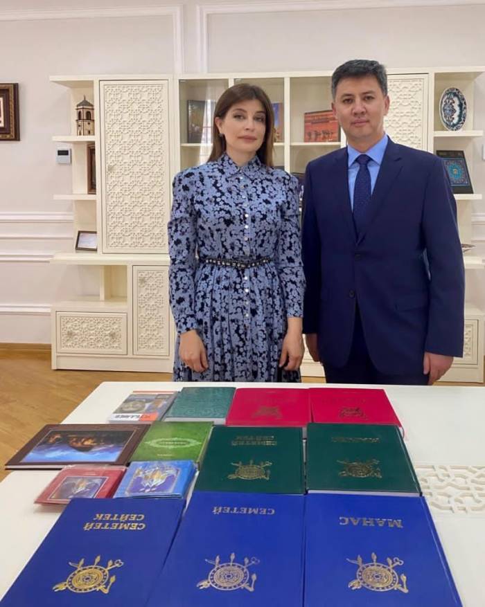 Международному фонду тюркской культуры и наследия переданы книги из Кыргызстана