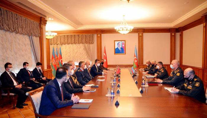 Министр обороны Азербайджана встретился с делегацией компаний оборонной промышленности Турции