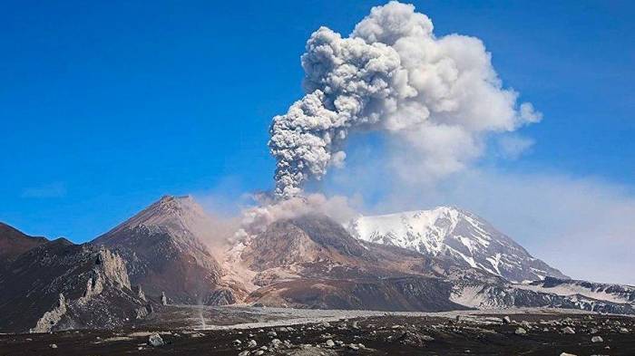 На Камчатке вулкан Карымский выбросил столб пепла на 8,5 км
