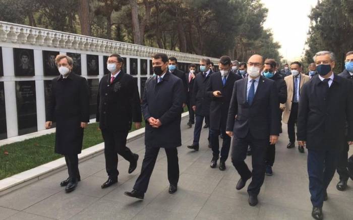Ответственные по медиа представители Тюркского совета посетили Аллею почетного захоронения и Аллею шехидов в Баку