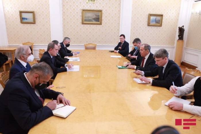 Началась двусторонняя встреча между Джейхуном Байрамовым и Сергеем Лавровым