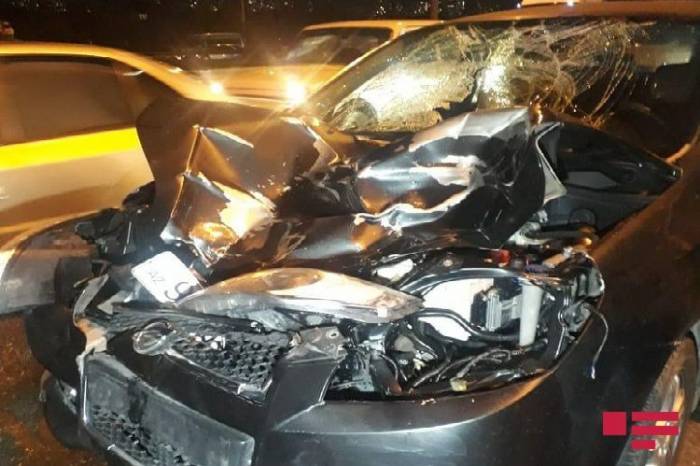 В Сабунчинском районе автомобиль сбил женщину с двумя детьми