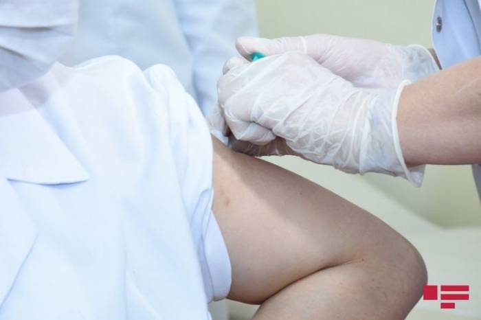 В Минздраве пояснили, почему вакцину «Vaxzevria» будут вводить людям старше 60 лет
