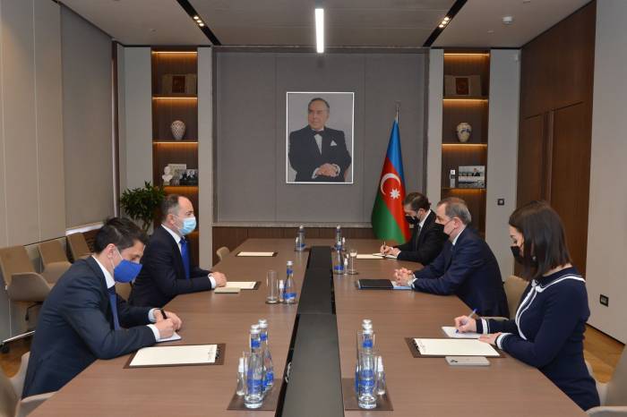 Глава МИД Азербайджана встретился с послом Румынии