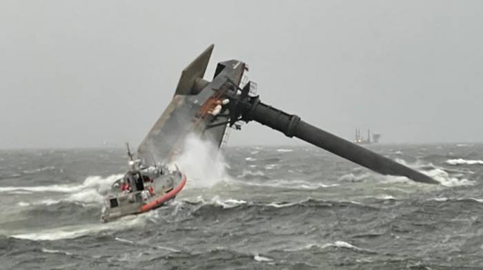 У берегов Луизианы перевернулось судно - 12 человек пропали
