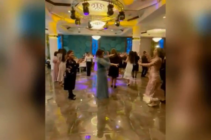 В Баку на свадьбе оштрафованы больной коронавирусом певец и еще 85 человек