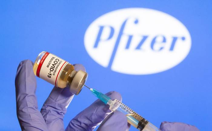 Премьер Японии попросил главу Pfizer о дополнительных поставках вакцины