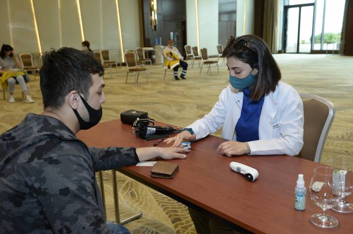 В Азербайджане ряду работников гостиничного бизнеса сделали прививки от коронавируса - ФОТО