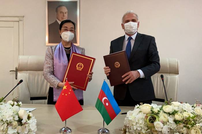 Китай бесплатно передал Азербайджану крупную партию вакцин 