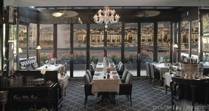 В Швейцарии открылись залы ресторанов

