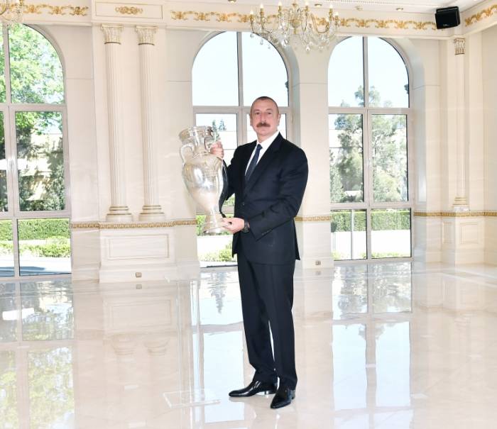 Президенту Ильхаму Алиеву передан кубок ЕВРО-2020 - ФОТО
