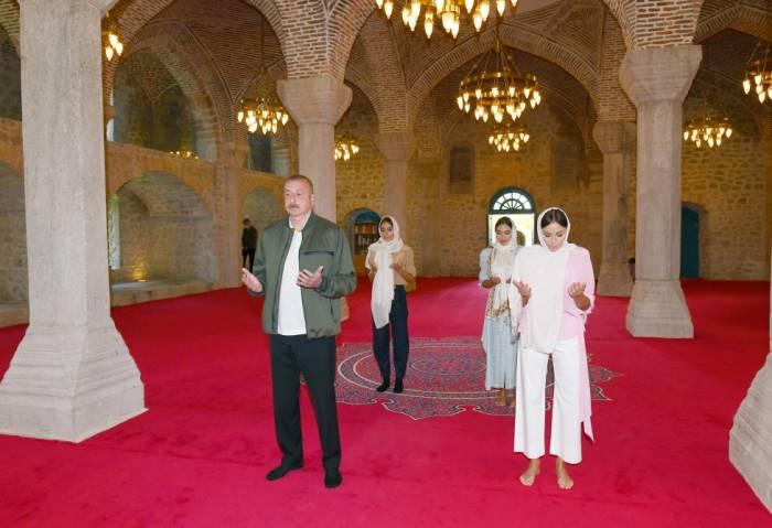 Ильхам Алиев посетил мечеть Юхары Говхарага в Шуше- ОБНОВЛЕНО