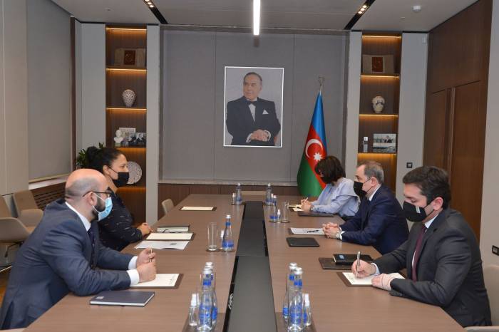 Джейхун Байрамов встретился с директором АБР по Азербайджану