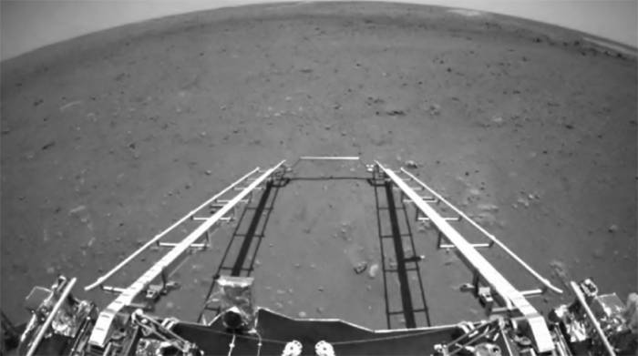 Китайский зонд "Тяньвэнь-1" прислал фотографии и видеоролики с Марса
