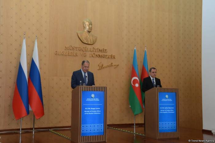 В Баку проходит пресс-конференция глав МИД России и Азербайджана