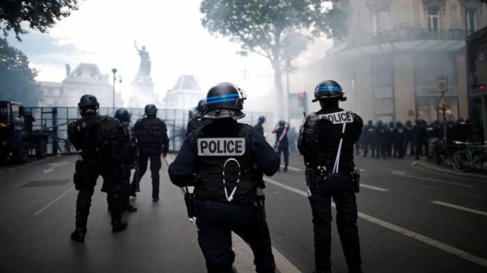 В Париже полиция вновь применила слезоточивый газ против манифестантов