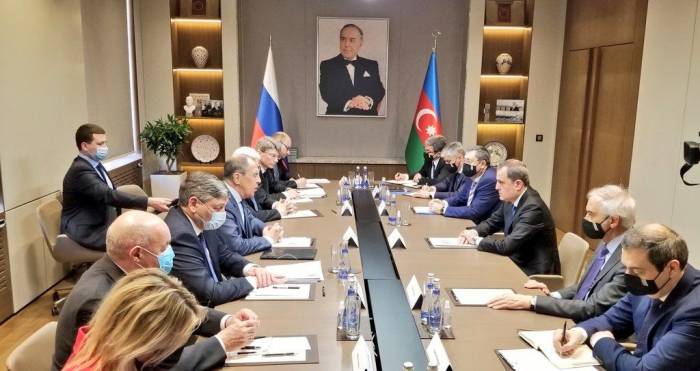 Проходит встреча азербайджанской и российской делегаций МИД в расширенном составе