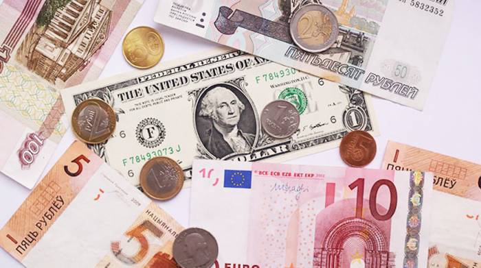 Доллар и российский рубль на торгах 4 мая подорожали, евро подешевел
