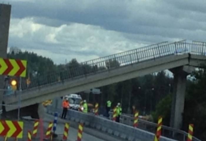 В Германии рухнул пешеходный мост, погиб один человек
