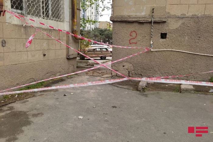 В Баку 14-летнему подростку упала на голову каменная плита, он в тяжелом состоянии 