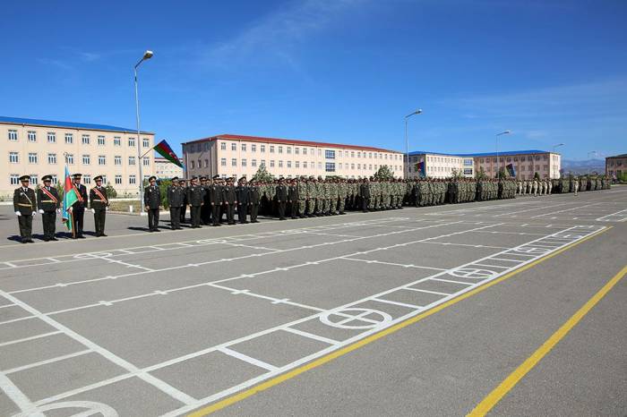 В Азербайджане солдаты торжественно принесли присягу 
