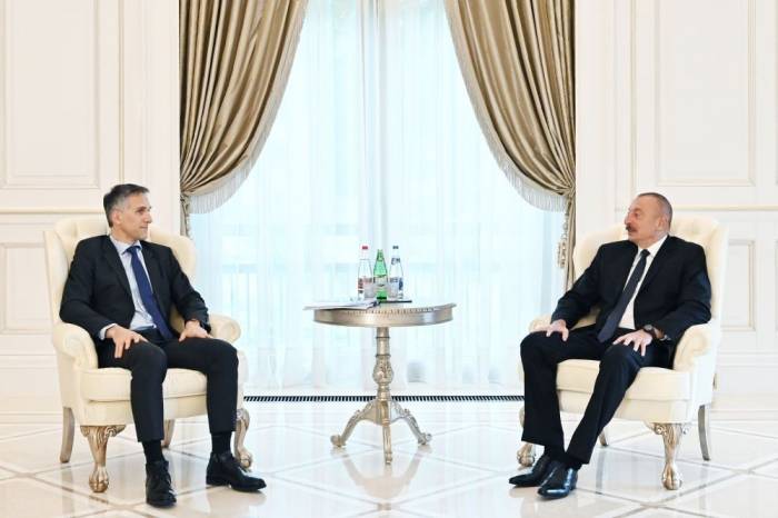 Ильхам Алиев принял генерального исполнительного директора и других представителей компании "Signify"