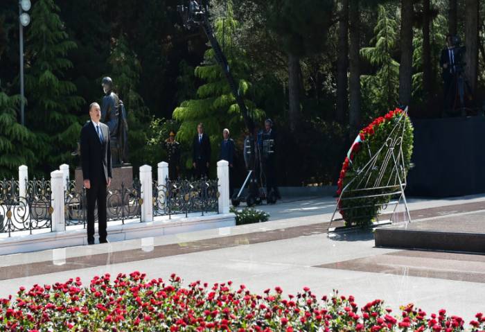 Президент Ильхам Алиев и первая леди Мехрибан Алиева посетили могилу великого лидера Гейдара Алиева
