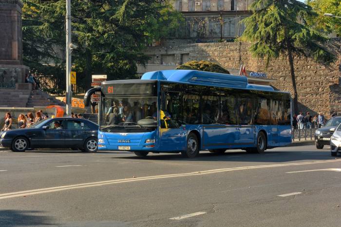 В Грузии перестал работать общественный транспорт
