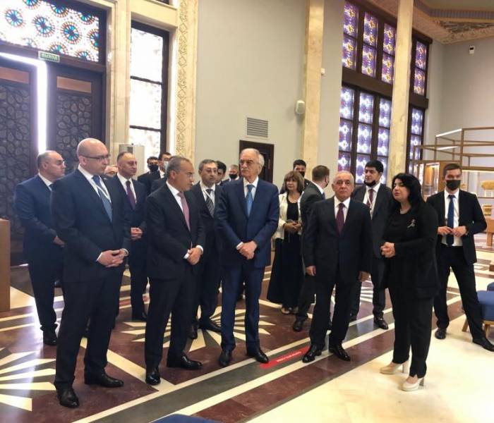 Азербайджанская делегация во главе с премьер-министром посетила павильон «Азербайджан» на ВДНХ