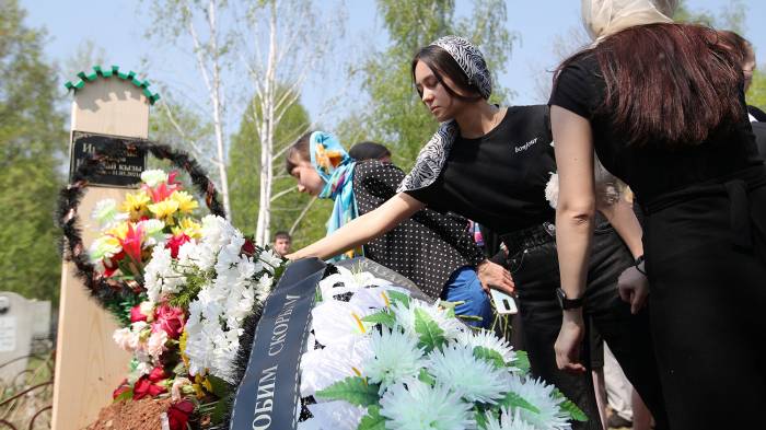В Казани похоронили учительницу, закрывшую собой учеников при стрельбе в школе