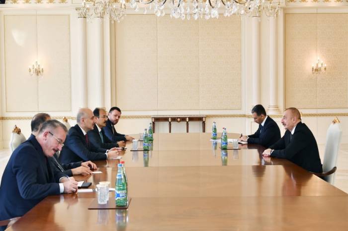 Президент Ильхам Алиев принял министра транспорта и инфраструктуры Турции
