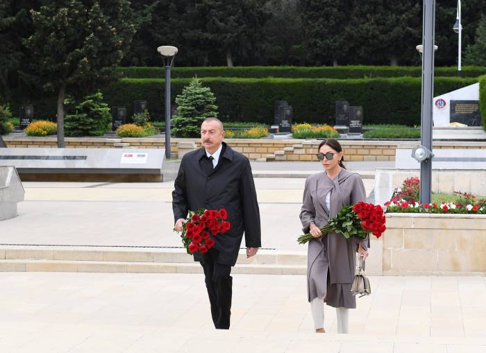 Ильхам Алиев и Мехрибан Алиева посетили памятник Ази Асланову