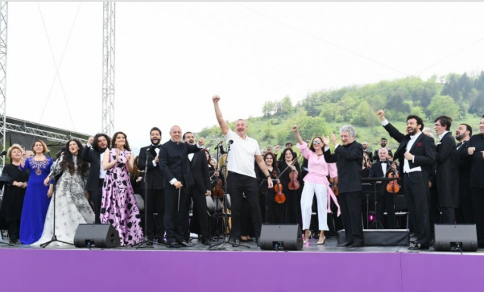 Ильхам Алиев на сцене вновь заявил: "Карабах - это Азербайджан!" 