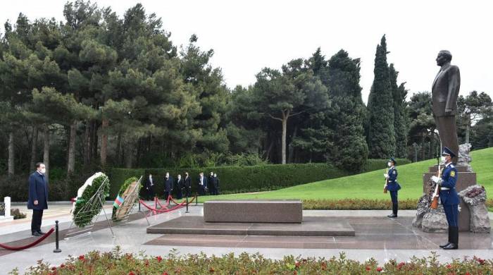 Премьер-министр Грузии посетил могилу общенационального лидера Гейдара Алиева - ФОТО