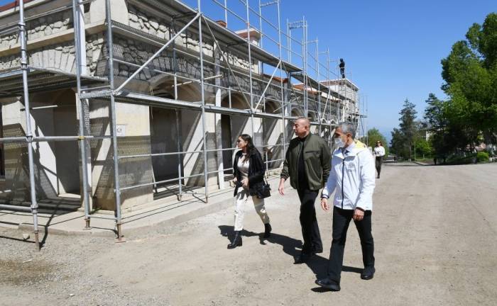Ильхам Алиев ознакомился с работами, проводимыми в Шушинской картинной галерее - ФОТО